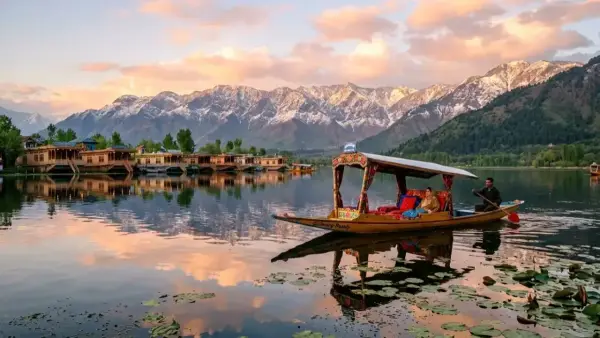 Dal Lake - Kashmir Sightseeing