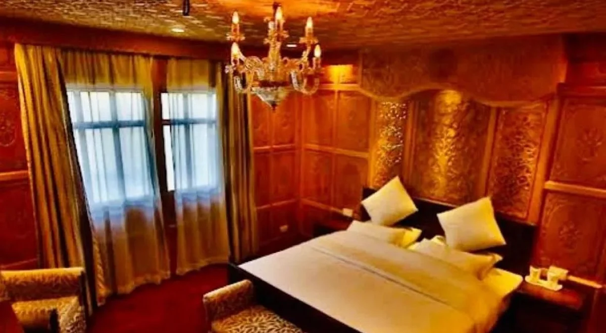 Srinagar Himalayan valley and tourist attractions in Jammu & Kashmir